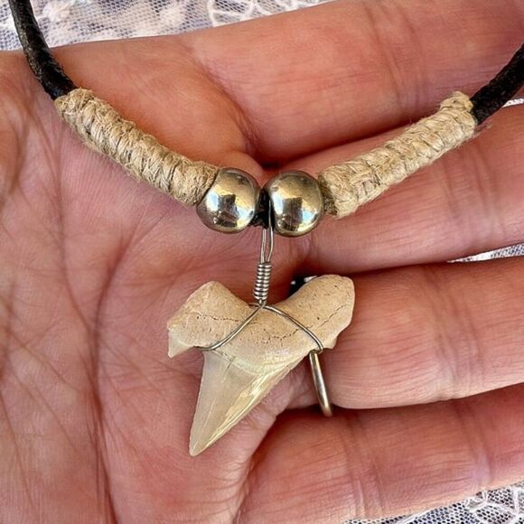 Vintage 90's Natural Shark Tooth Surfer Leather Cord Necklace - Picture 5 of 8